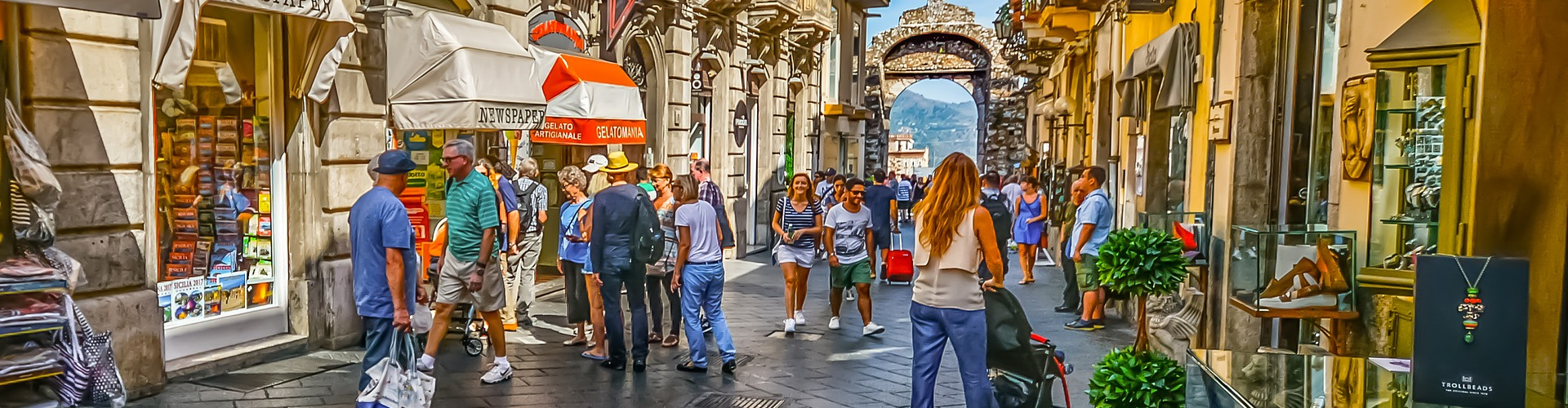 Einkaufsstraße mit Geschäften und Menschen